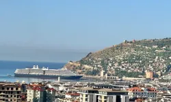 Alanya'da turizmciyi dev Oosterdam heyecanlandırdı