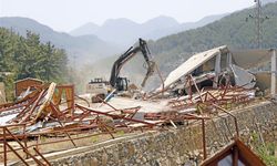 Alanya’da ruhsatsız 34 çardak ve betonarme inşaat yıkıldı