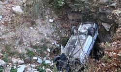 Alanya'da Otomobil 4 Metre Yükseklikten Çukura Düştü