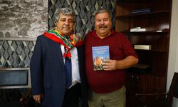 Mustafa Kuş’tan Ünlü’ye Kitap Hediyesi