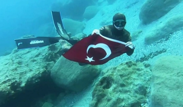 Alanya’da batan teknelerin bayraklarını dalgıçlar kurtardı