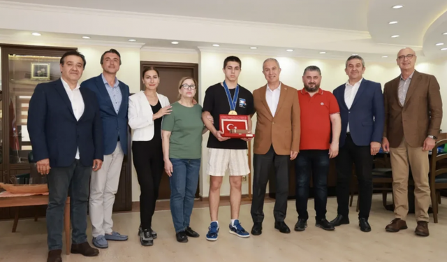Alanyasporlu dünya şampiyonundan Başkan Özçelik’e ziyaret