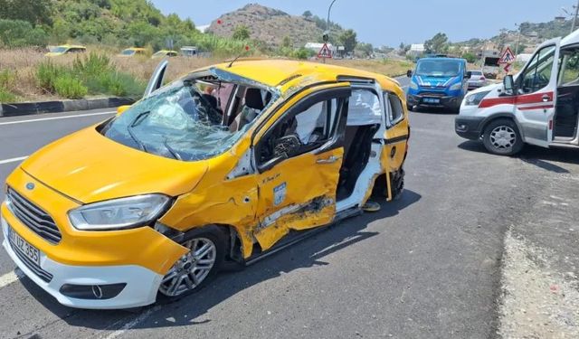 Gazipaşa Havalimanı Yolunda Feci Kaza: Araçlar Hurdaya Döndü, Çok Sayıda Yaralı Var
