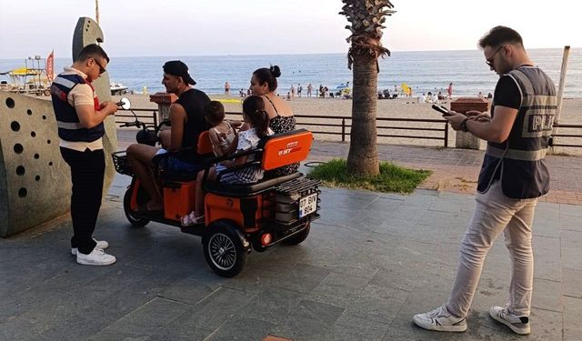 Kleopatra Plajı'nda Motosiklet Denetimi: Yaya Güvenliği Öncelik Oldu